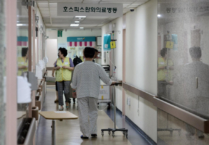 "연명치료 안 받고 존엄한 죽음"…사전 서약서 320만명 넘어서
