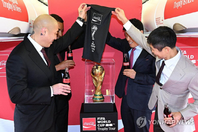 메시가 들었던...'귀하신 몸' 월드컵 진품 트로피가 또 한번 한국에 [트로피 투어의 경제학]