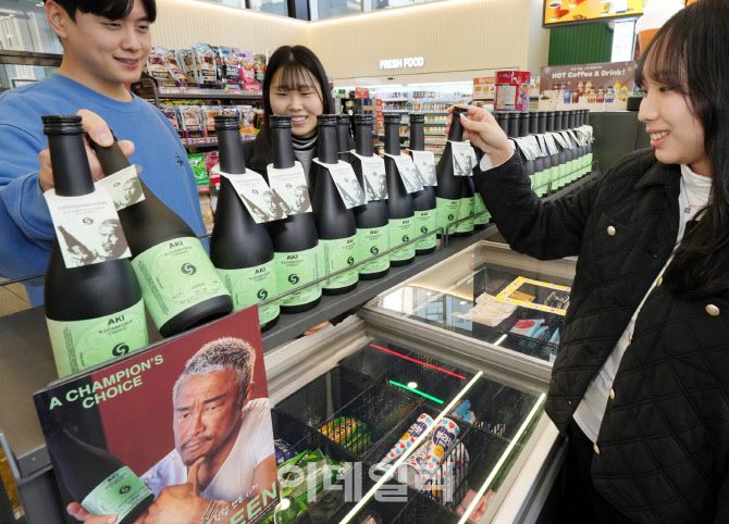 [포토] 세븐일레븐, 추성훈 사케 '아키그린' 판매 호조