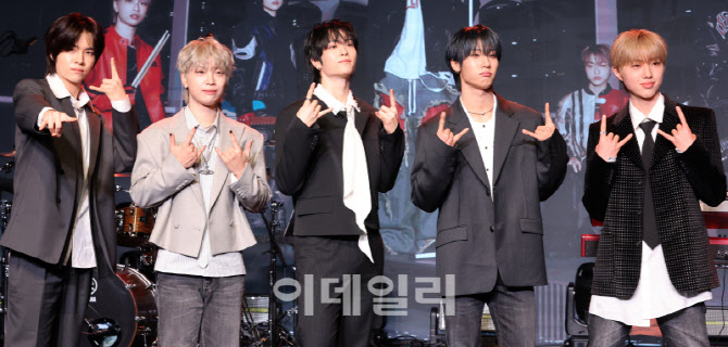 "밴드라면 정규앨범 있어야" 캐치더영, 14곡 꽉 채운 '이볼브'로 컴백