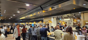 “메뉴만 200종 넘어”…1020 줄 서는 국내 뷔페 1위, 어디