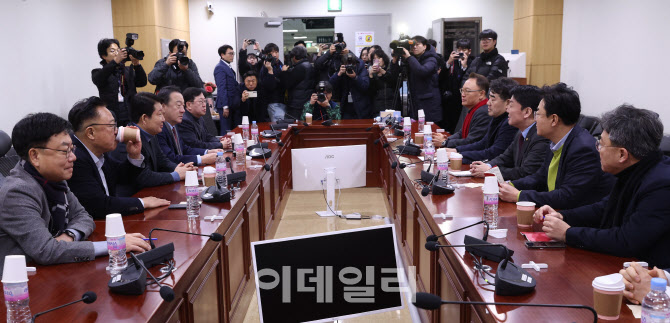 [포토]현안 논의하는 '대안과 미래'