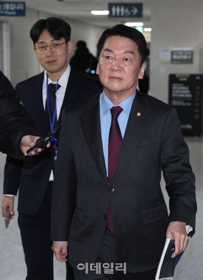 [포토]안철수, '대안과 미래' 정기 모임 참석