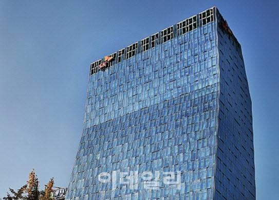 SK텔레콤, 엔트로픽 상장 모멘텀에 5%↑…52주 신고가[특징주]