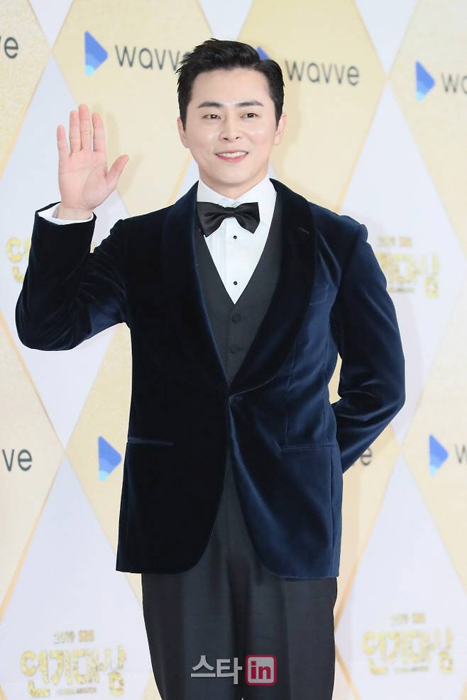 '거미♡' 조정석, 유튜브 잠정 중단…"둘째 육아 집중" 자필 편지