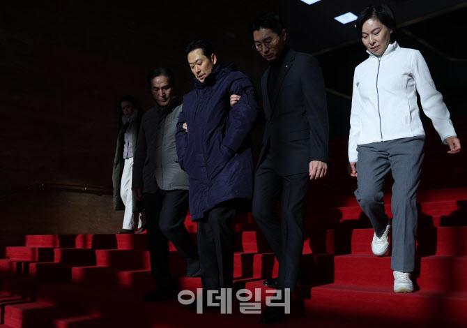 [포토]단식 6일째, '잠시 국회 밖으로 향하는 장동혁'