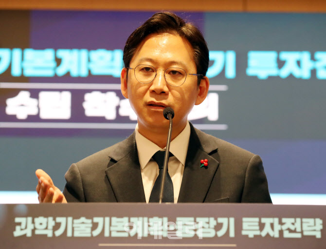 [포토] '과학기술기본계획·중장기 투자전략' 발언하는 배경훈 부총리
