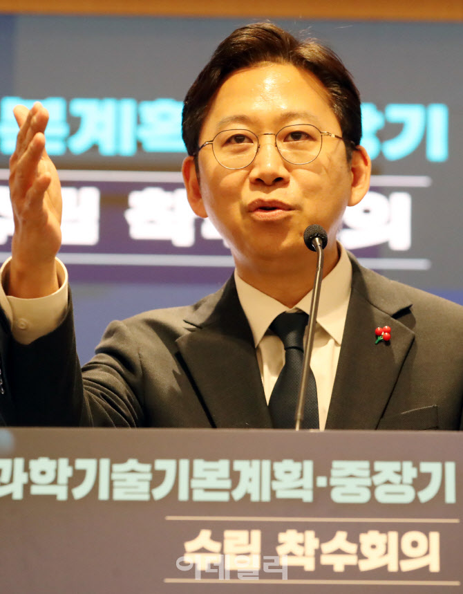 [포토] 과학기술 착수회의 인사말하는 배경훈 부총리