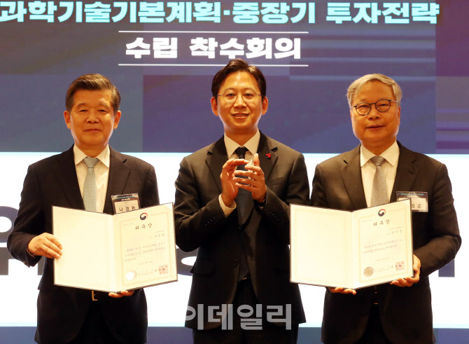 [포토] 윤의준·나경환 교수 총괄위원장 위촉