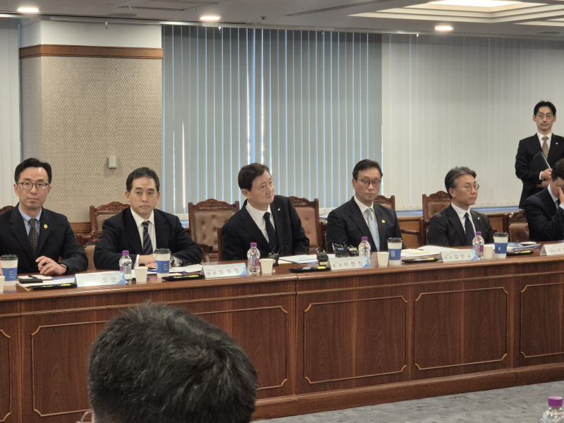 PEF 압박 대신 역할론…금감원장 첫 간담회 '화기애애'
