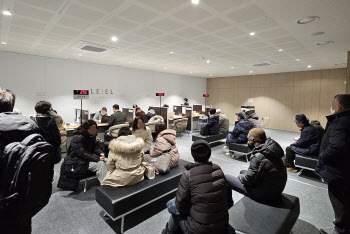 잠실 르엘 입주 첫날…‘10억 로또’ 열기에도 거래는 잠잠