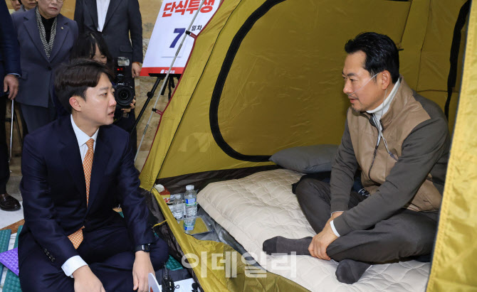 [포토]이준석, '장동혁 단식 현장 방문...야당 공조 논의'