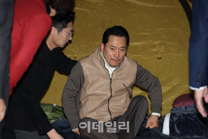 [포토]'의료용 산소 발생기 착용한 장동혁 대표'