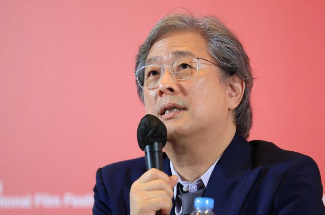 박찬욱 감독 "한국 영화 산업, 대단한 위기" 일침
