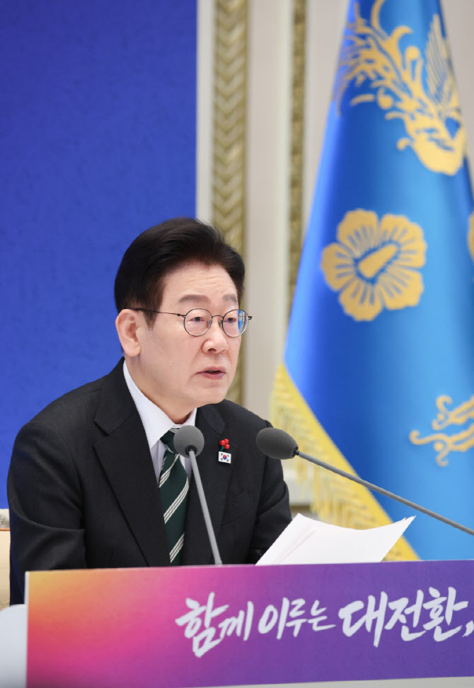 李대통령 "환율, 한두달 지나면 1400원 전후로 하락 예측"(상보)