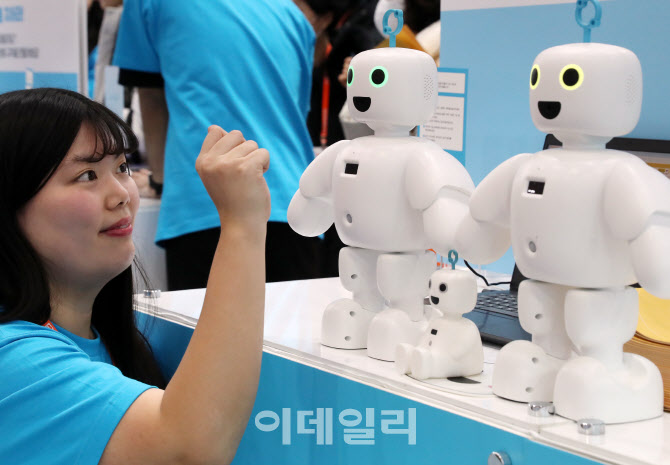 [포토] 로봇과 한판 게임