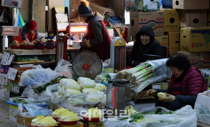 [포토]역대급 한파에도 미소 잃지 않는 상인들
