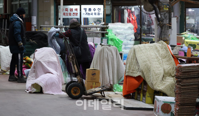 [포토]역대급 추위, 이불로 상품 보호하는 상인들