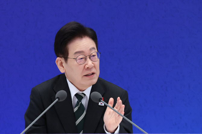 李대통령 “한일 관계, 경제·교류에 주력하되 양보의 최저선 있다”