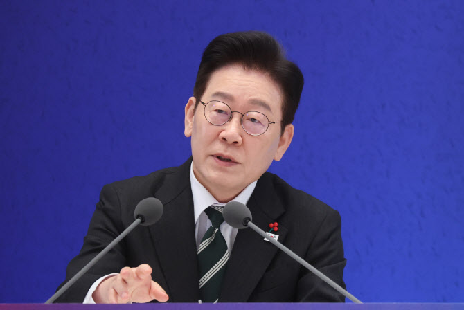[속보]李대통령 "주가조작하면 집안 망한다 보여줄 것…우량주 장기 보유해야"