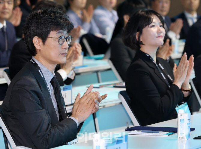 [포토]박수치는 이해진 의장-최수연 네이버 대표