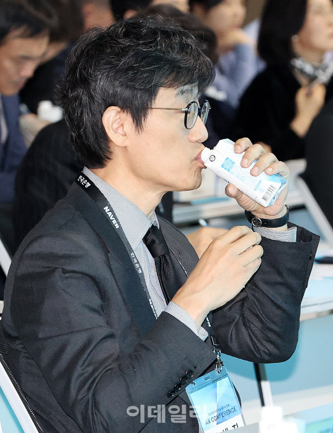 [포토]물 마시는 이해진 네이버 의장