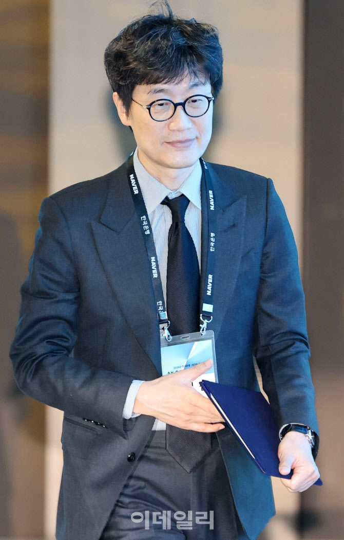 [포토]단상 향하는 이해진 네이버 의장