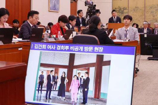 경복궁 어좌에 앉고 차담회까지…유산청, 김건희 사적 유용 고발