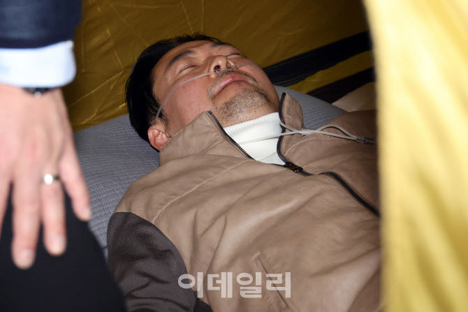 단식 중단 설득나선 野중진들…장동혁, 병원 후송 완강히 거부