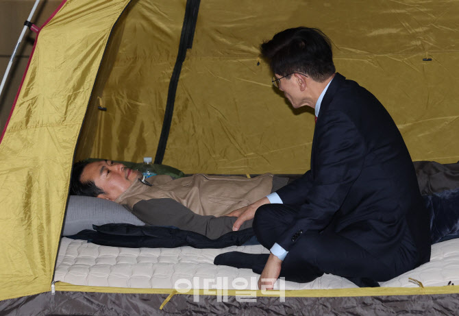 [포토]김문수, '단식 투쟁' 장동혁 대표 방문