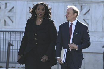 트럼프, 쿡 연준 이사 해임 못하나…“美대법, 회의적”