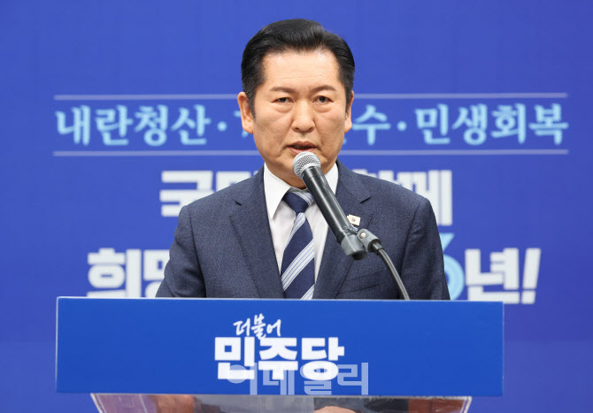 [포토]정청래, '조국혁신당에 합당 제안...지방선거 함께 치르자'