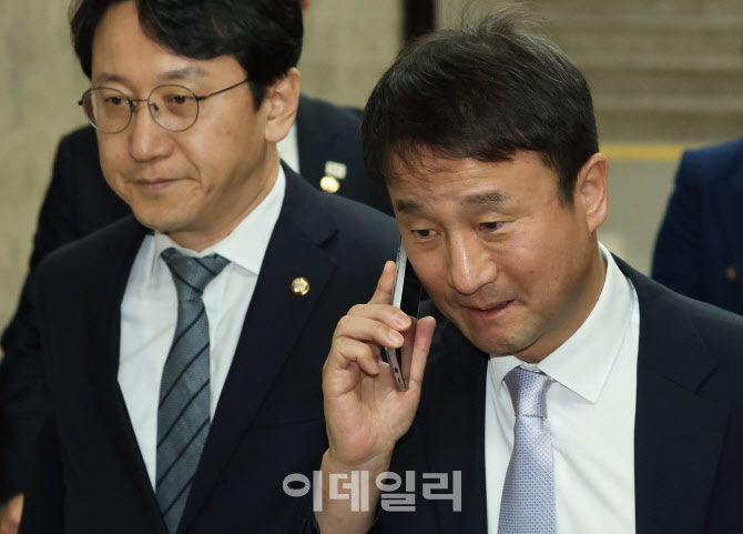 [포토]비공개 정책 의총 참석하는 한병도