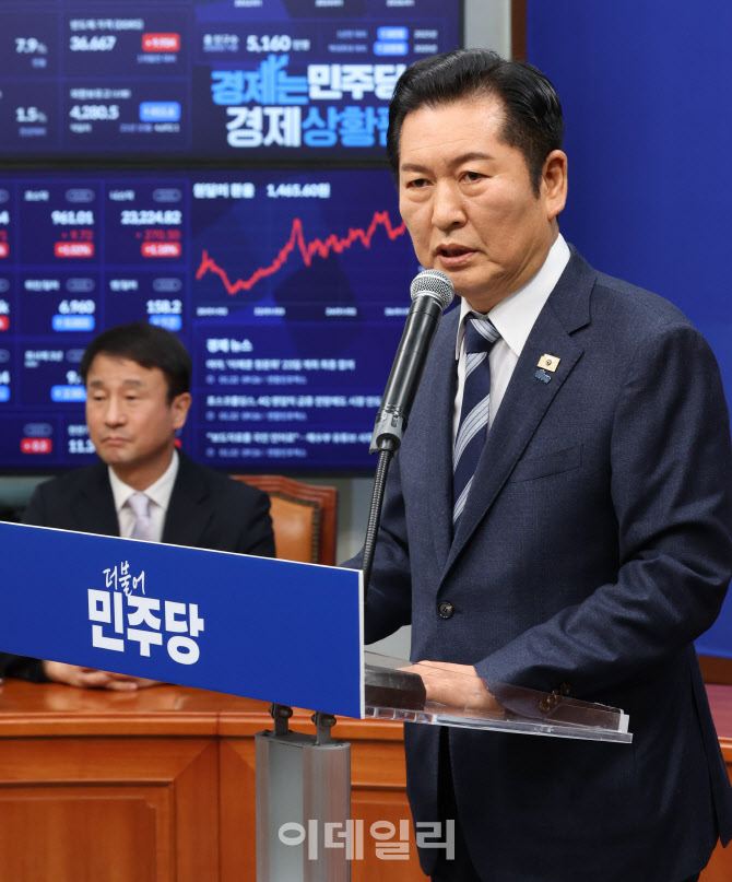 [포토]정청래, '조국혁신당에 합당 제안...지방선거 함께 치르자'