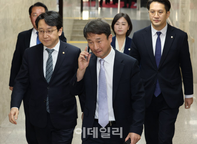 [포토]한병도, '비공개 정책의원총회 참석'