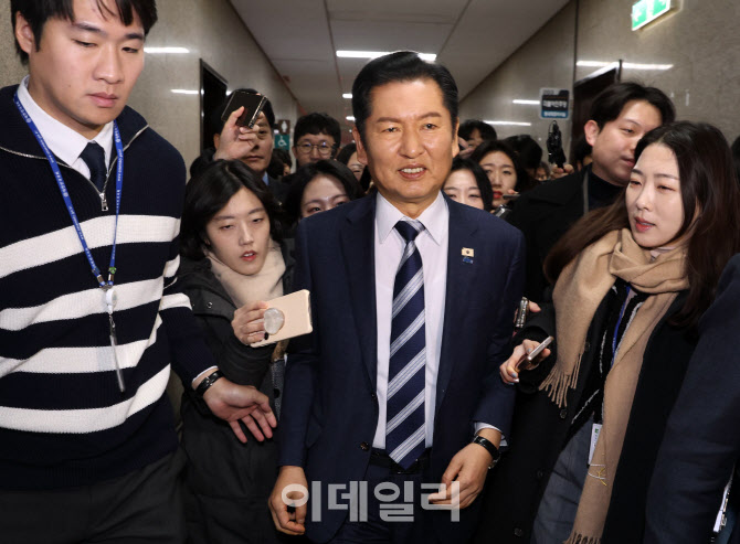 [포토]조국혁신당에 합당 제안, '취재진에 질문 받는 정청래 대표'