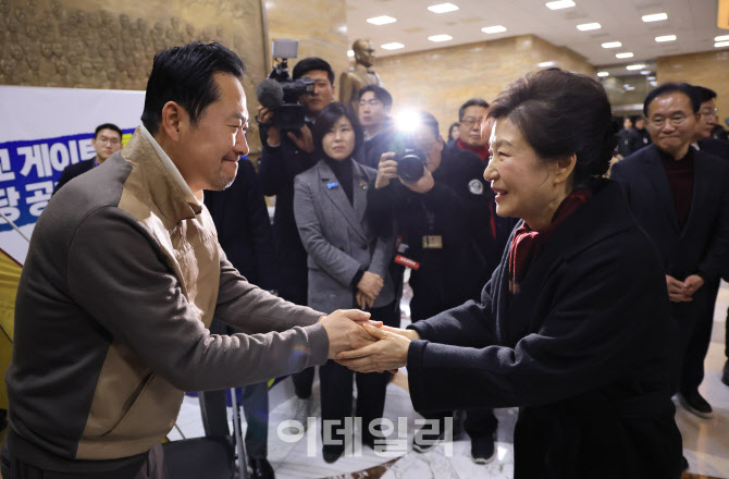 [포토]박근혜 "단식 그만 하라", 장동혁 "그렇게 하겠다"