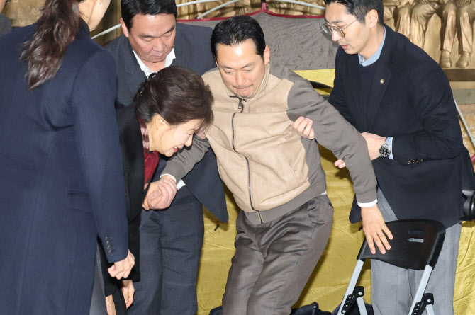 [포토] 박근혜 전 대통령, 단식 농성 장동혁 대표 방문
