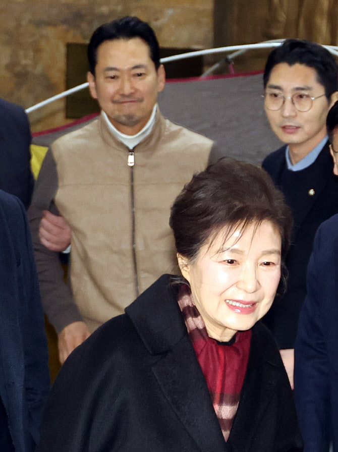 [포토] 박근혜 전 대통령 바라보는 장동혁 대표