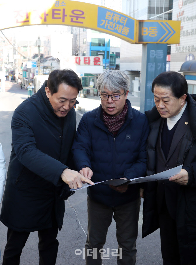 [포토] 오세훈 시장, 용산전자상가 재개발지역 방문