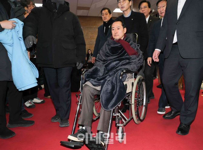 [포토]장동혁 단식투쟁 8일차, '더 큰 싸움 위해 단식 중단...병원 이송'