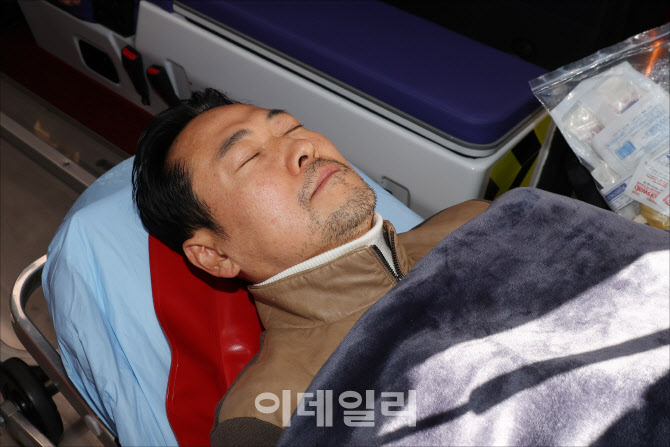 [포토]단식투쟁 8일차, '단식 중단하고 병원으로 이송되는 장동혁'
