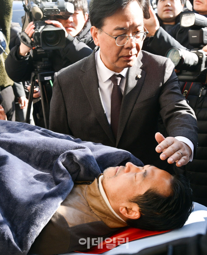 [포토]장동혁, '더 큰 싸움 위해 단식 중단...병원으로 이송'