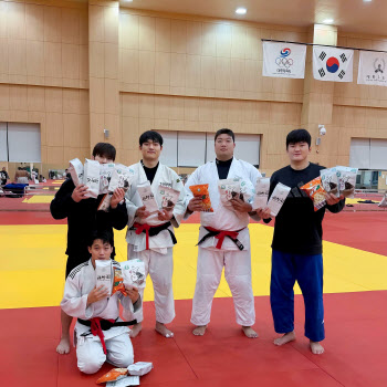 지도표 성경김, 銀 김민종 `유도 대표팀`에 제품 지원