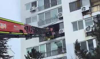 "문 꽉 닫아"…불길 속 세 딸 향해 외벽 탄 어머니, 그 순간 재조명