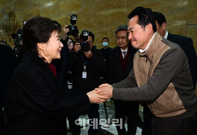 박근혜 전 대통령 만류에 장동혁, 8일 만에 단식 종료