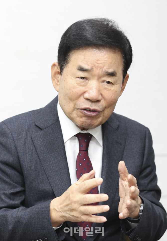 김진표 “개헌 번번이 좌초…저출생으로 물꼬 터야"[만났습니다]②