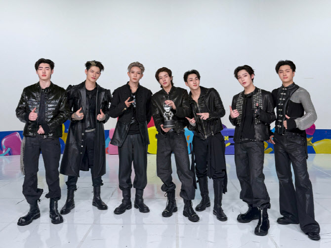 엔하이픈 새 앨범 '더 신 : 배니시', 일주일 만에 207만 장 팔려