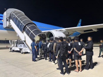 '캄보디아 범죄조직' 한국인 73명 강제송환…전세기 내려 압송