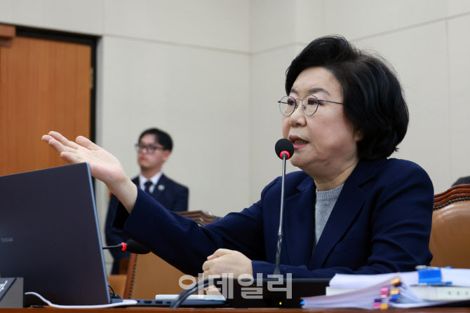 [포토]인사청문회, '답변하는 이혜훈 장관 후보자'